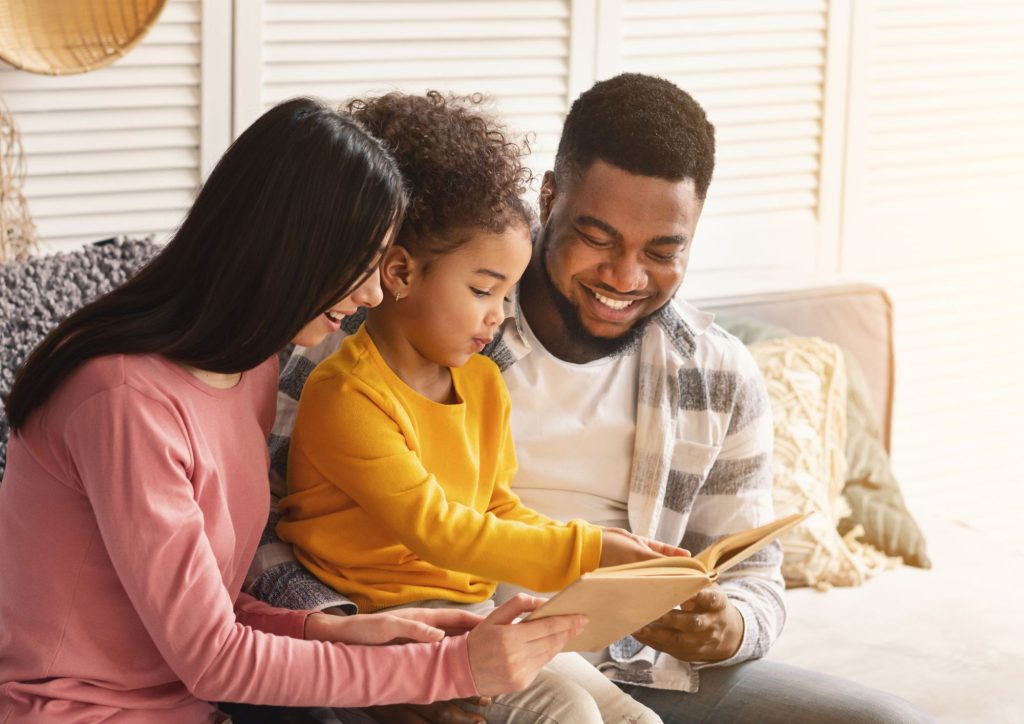 parent qui apprend une langue à son enfant